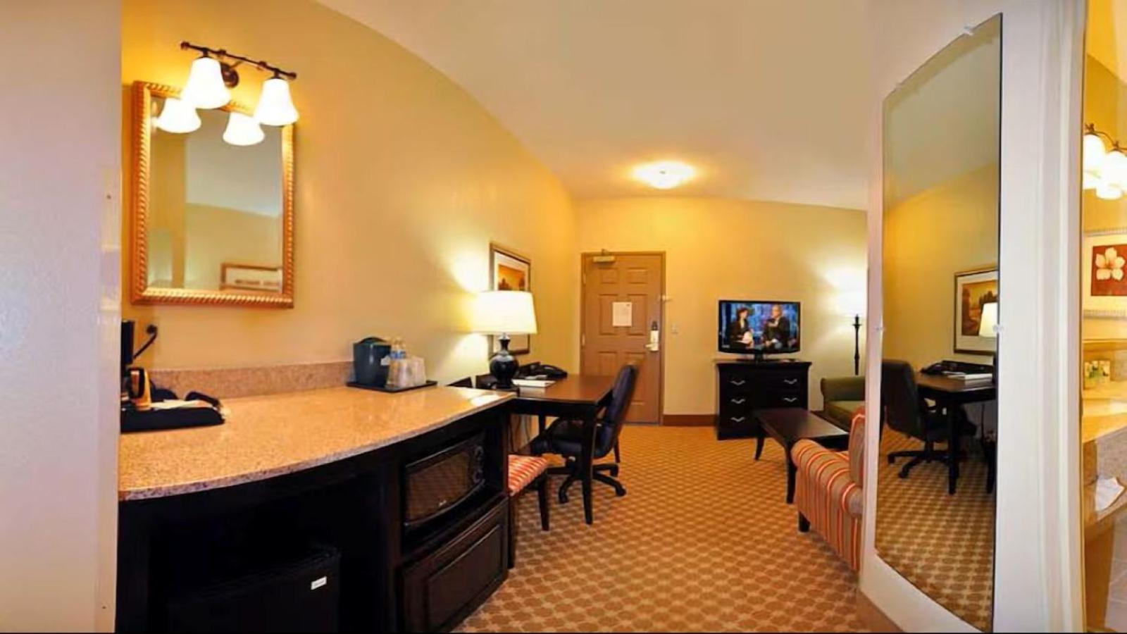 One-Bedroom Queen Suite Two Queen Beds Non-Smoking,1742661480:JPEG